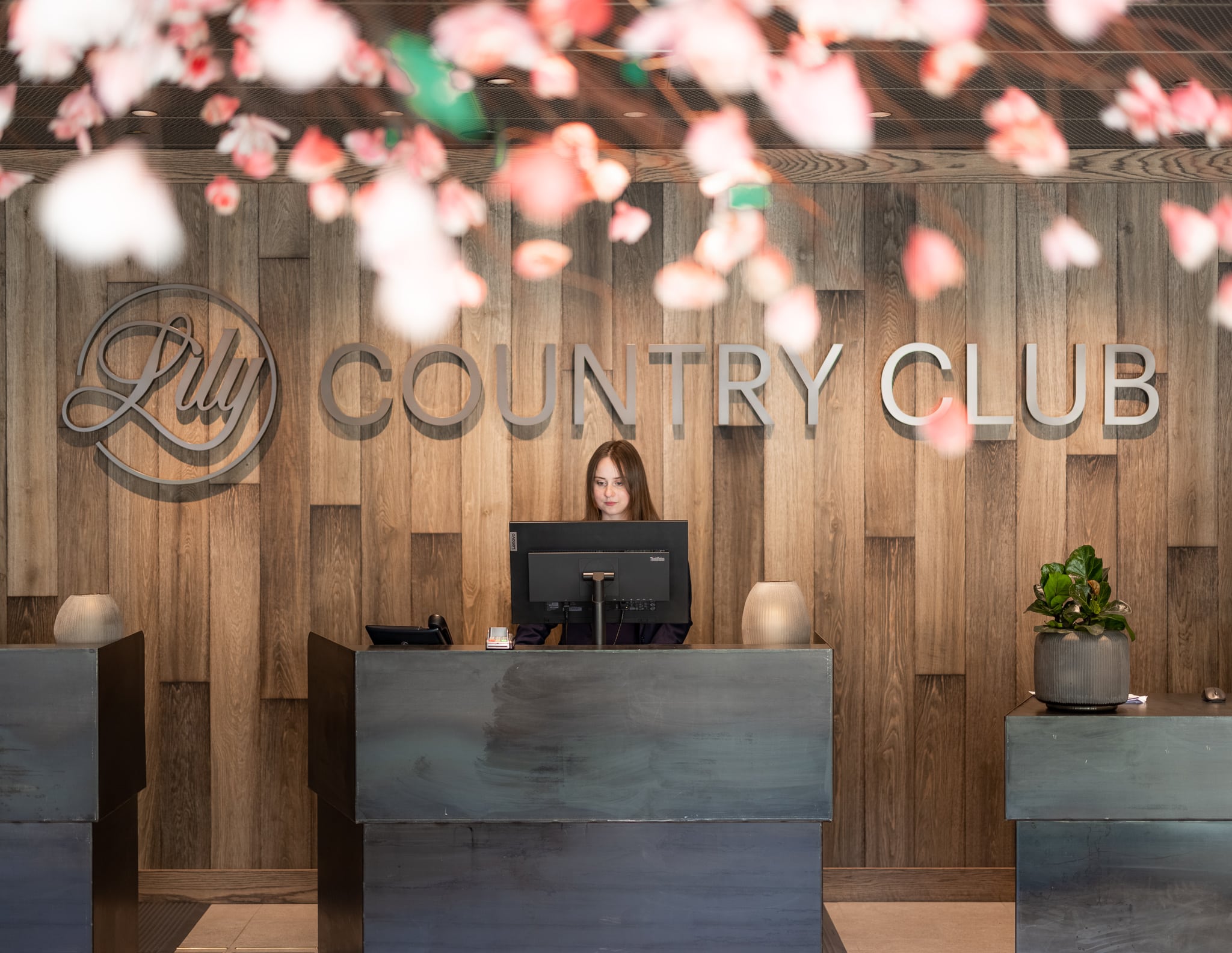 Lobbyen på Lily Country Club byr på en deilig atmosfære, kunst og flott dekorasjon.