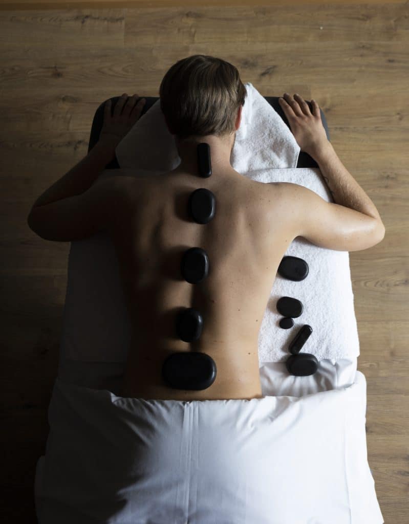 Massasje med varme stener på Lily spa