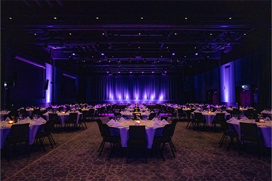 Bankettsal ved Lily Country Club opplyst i lilla lys, under arrangement på Norges ledende konferansehotell.
